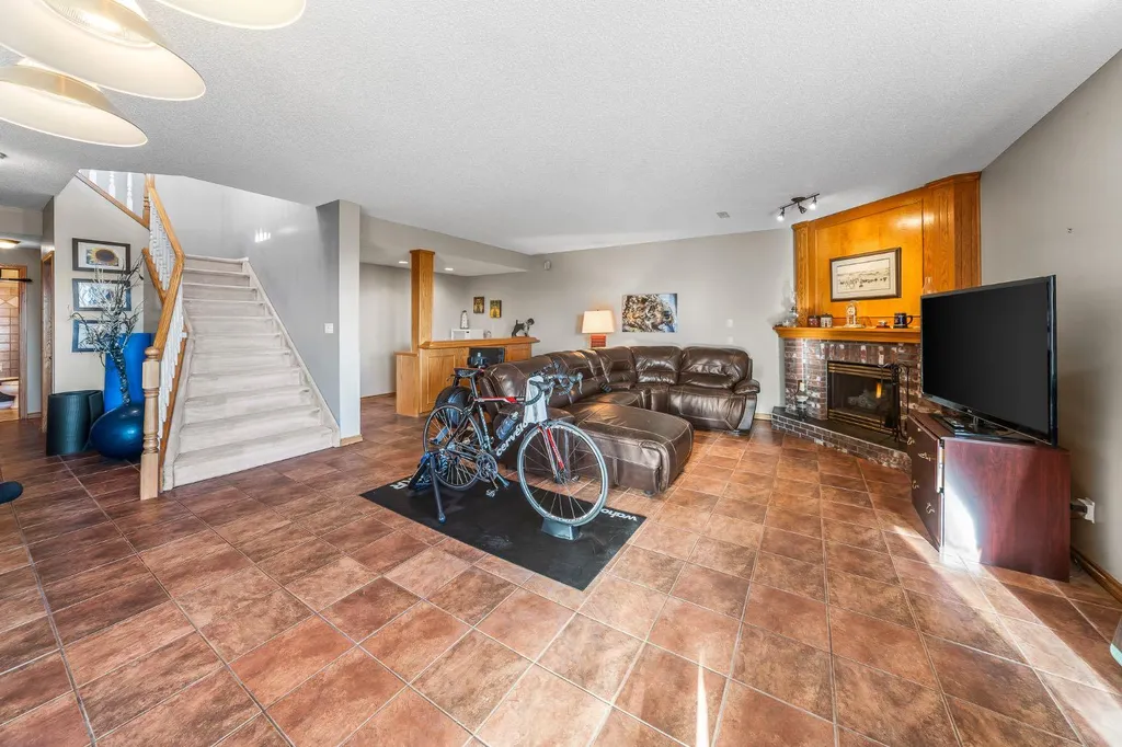 19 Gleneagles View Cochrane AB T4C 1N9