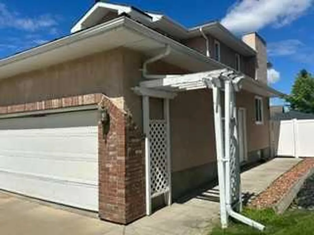 92 Anquetel Street Red Deer AB T4R 2K7