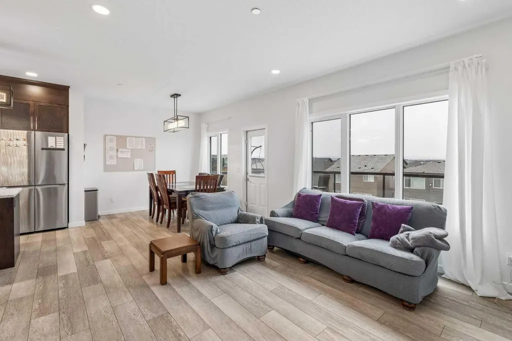 215 Lucas Terrace NW Calgary AB T3P1X3