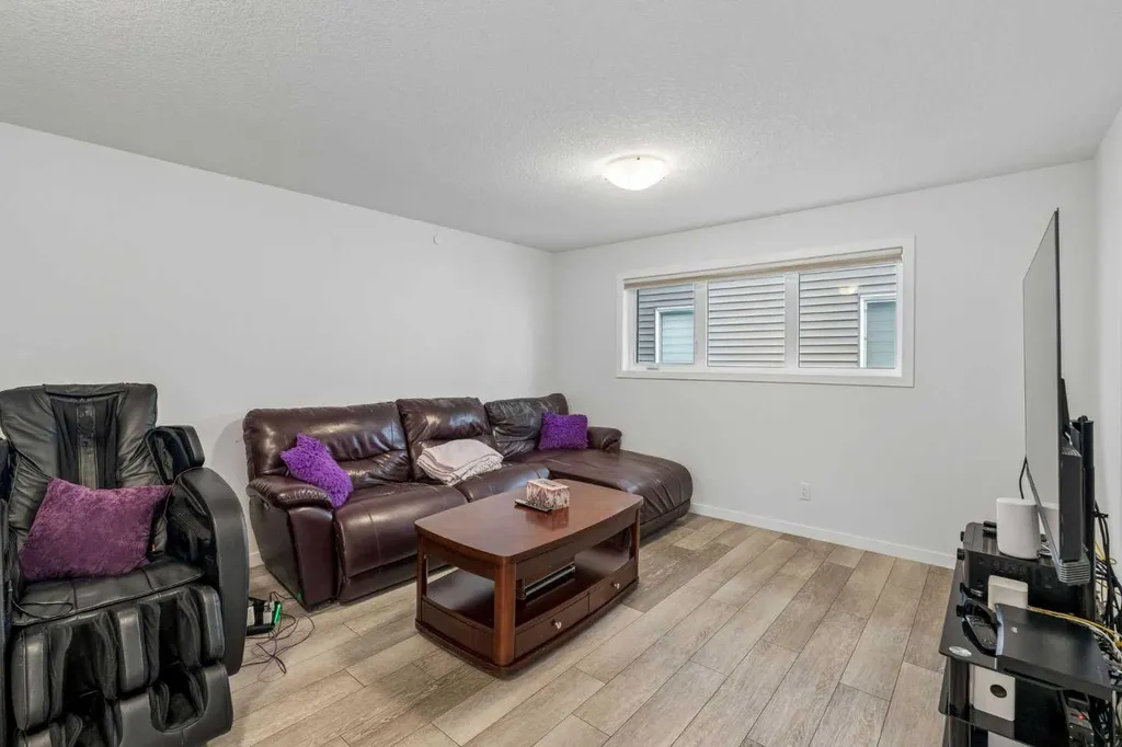 215 Lucas Terrace NW Calgary AB T3P1X3