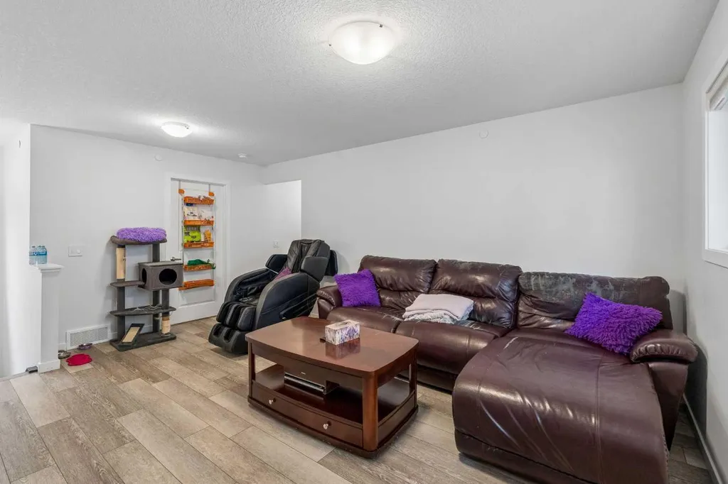 215 Lucas Terrace NW Calgary AB T3P1X3