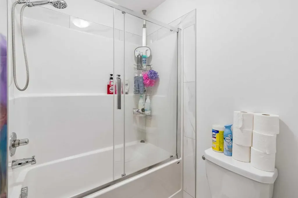 215 Lucas Terrace NW Calgary AB T3P1X3