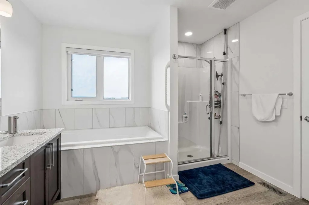 215 Lucas Terrace NW Calgary AB T3P1X3