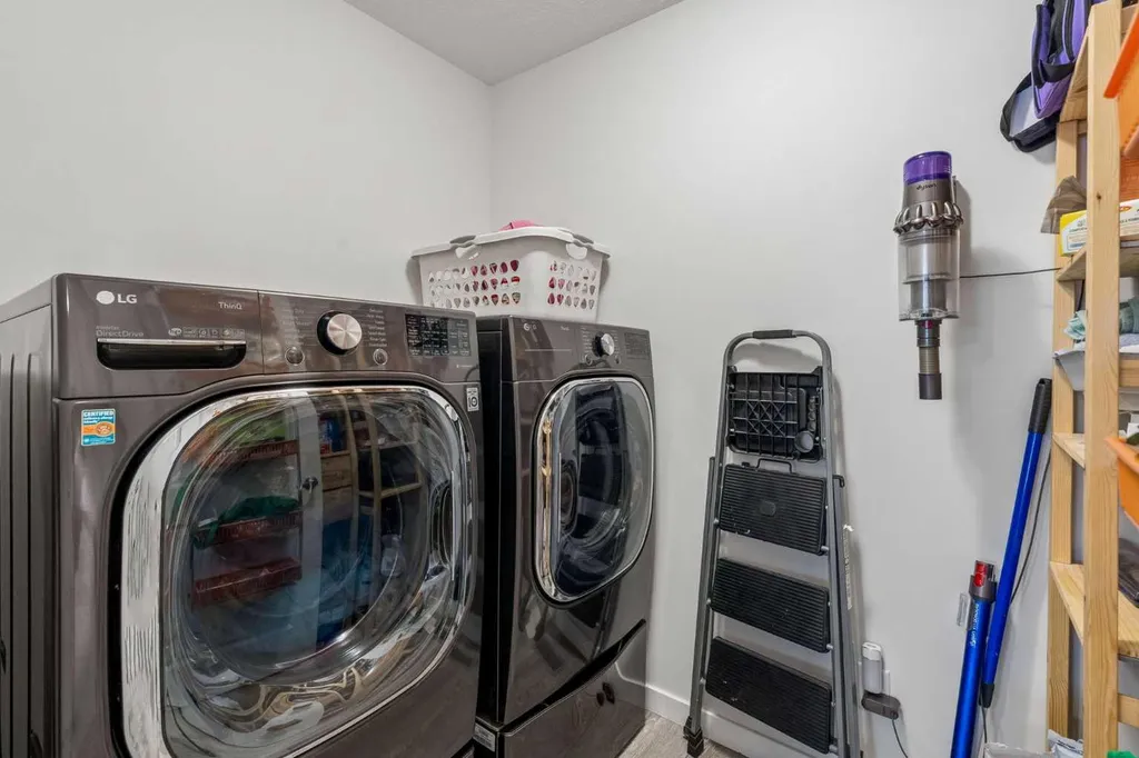 215 Lucas Terrace NW Calgary AB T3P1X3