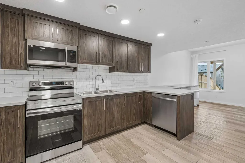 215 Lucas Terrace NW Calgary AB T3P1X3