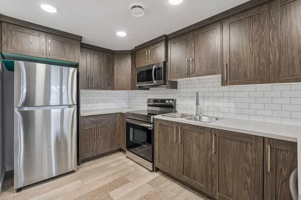 215 Lucas Terrace NW Calgary AB T3P1X3