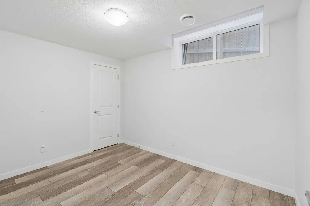 215 Lucas Terrace NW Calgary AB T3P1X3