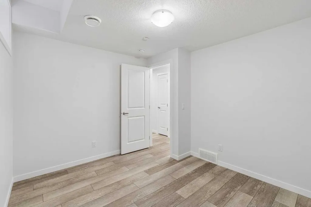 215 Lucas Terrace NW Calgary AB T3P1X3