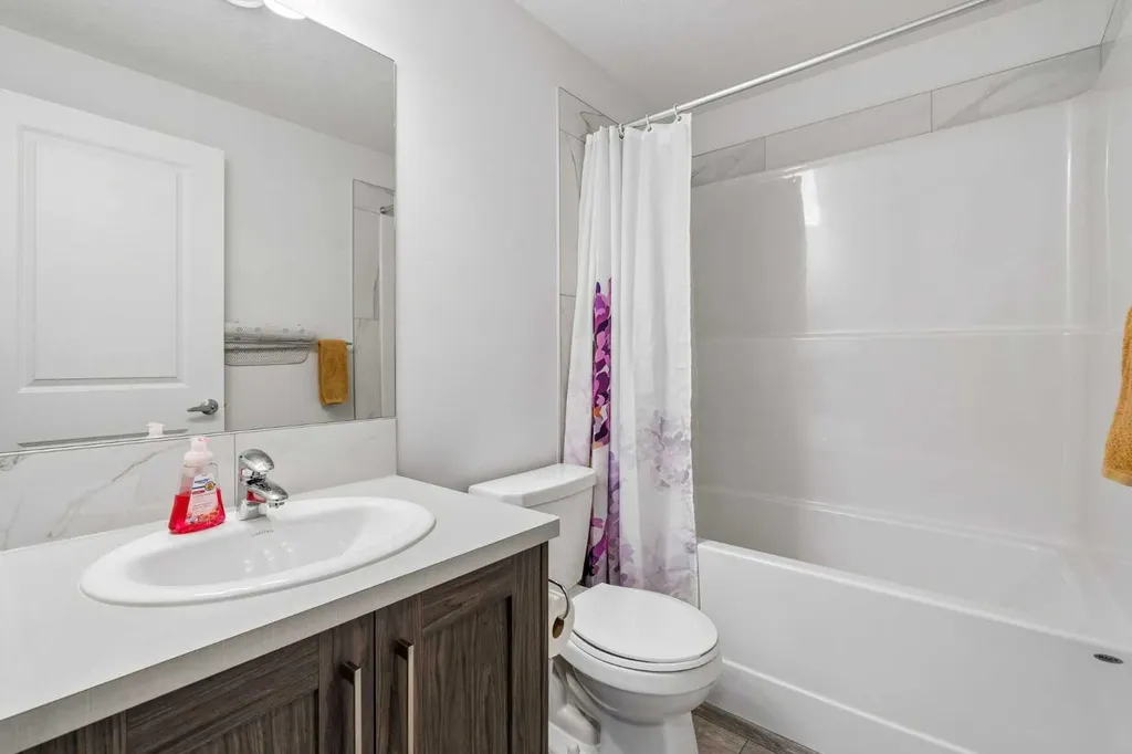 215 Lucas Terrace NW Calgary AB T3P1X3