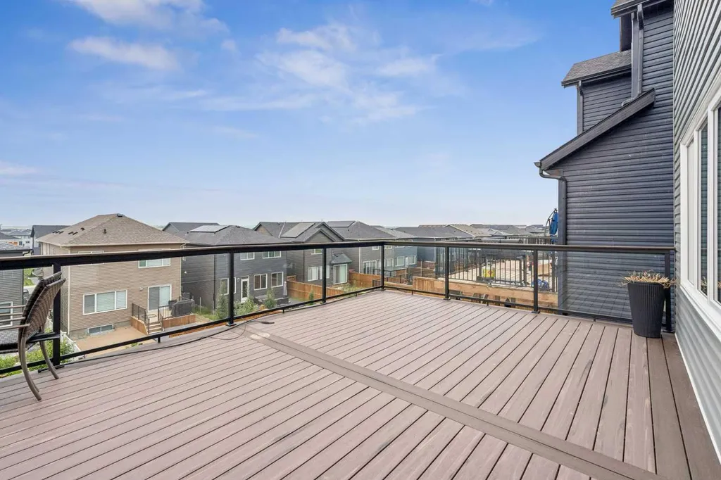 215 Lucas Terrace NW Calgary AB T3P1X3