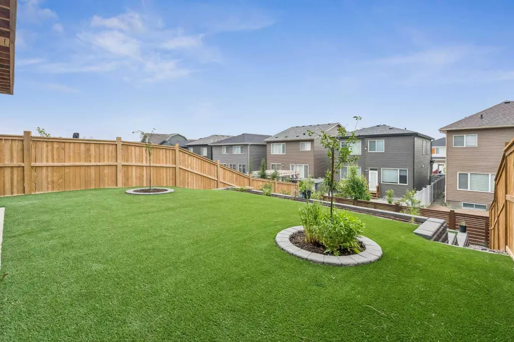 215 Lucas Terrace NW Calgary AB T3P1X3