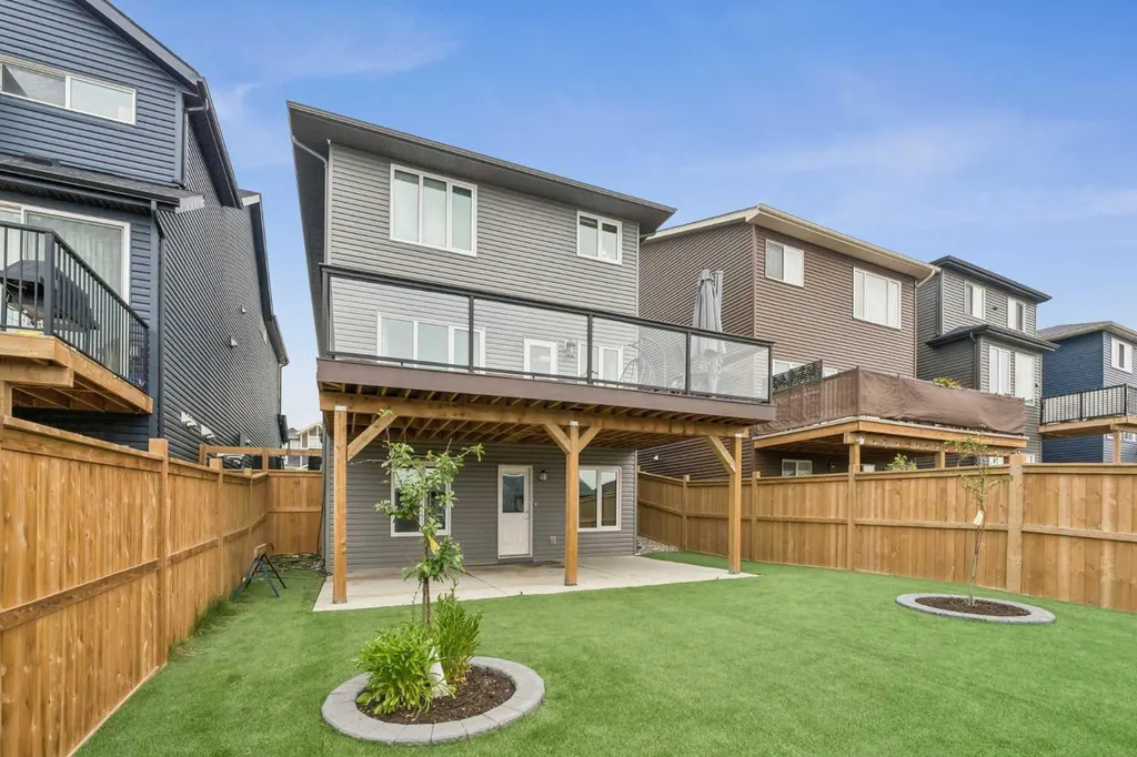 215 Lucas Terrace NW Calgary AB T3P1X3