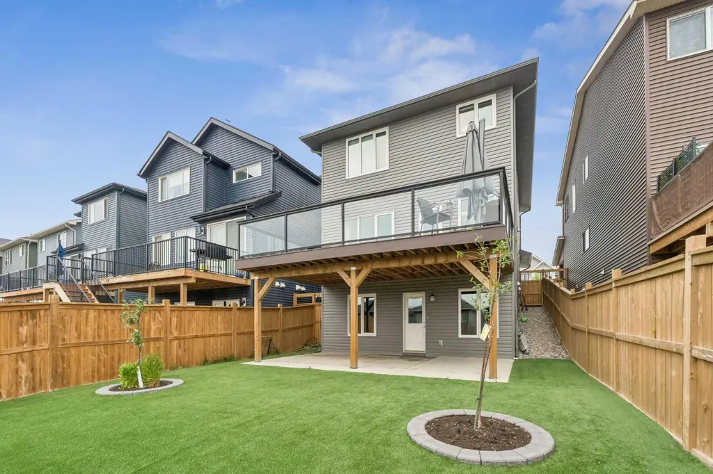 215 Lucas Terrace NW Calgary AB T3P1X3