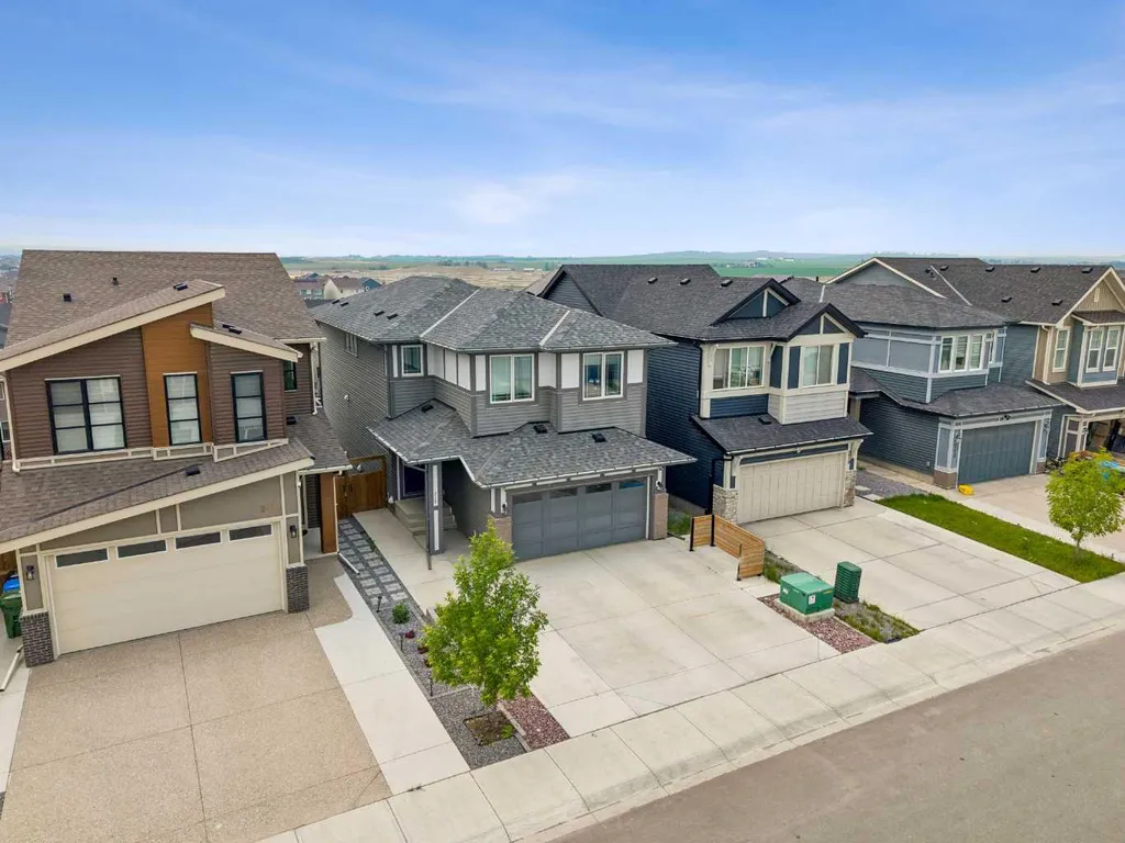 215 Lucas Terrace NW Calgary AB T3P1X3