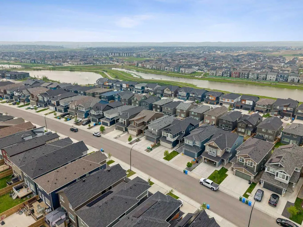215 Lucas Terrace NW Calgary AB T3P1X3