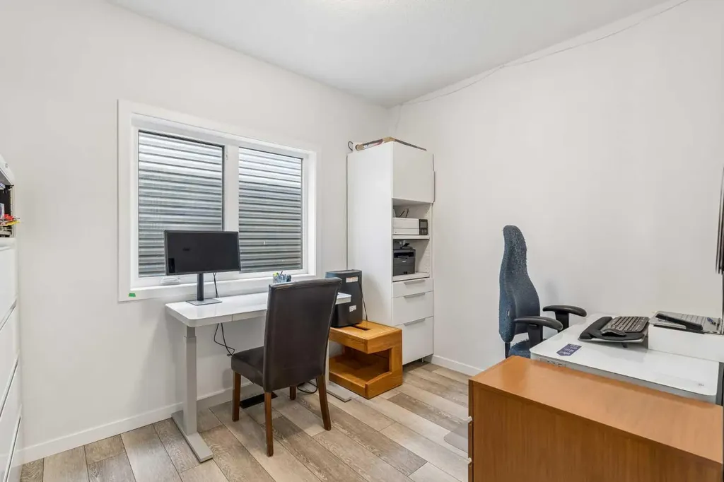 215 Lucas Terrace NW Calgary AB T3P1X3