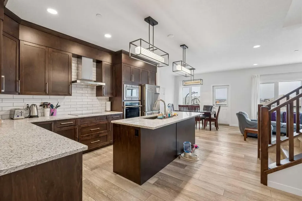 215 Lucas Terrace NW Calgary AB T3P1X3