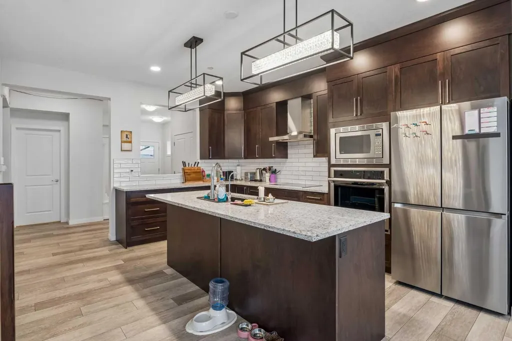 215 Lucas Terrace NW Calgary AB T3P1X3