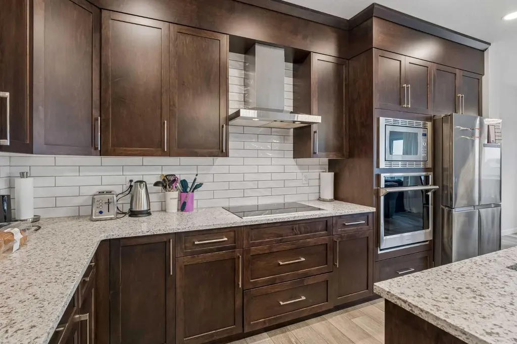 215 Lucas Terrace NW Calgary AB T3P1X3