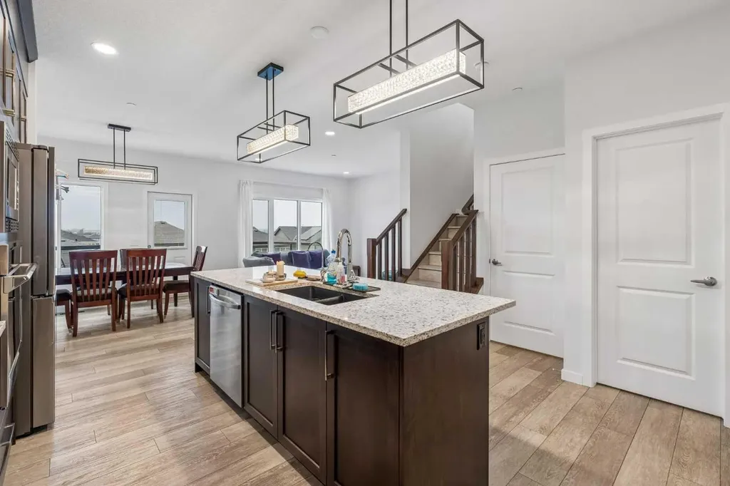 215 Lucas Terrace NW Calgary AB T3P1X3