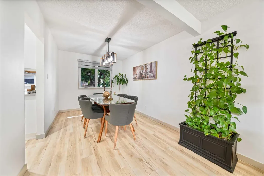 40 Silver Ridge Court NW Calgary AB T3B4V5