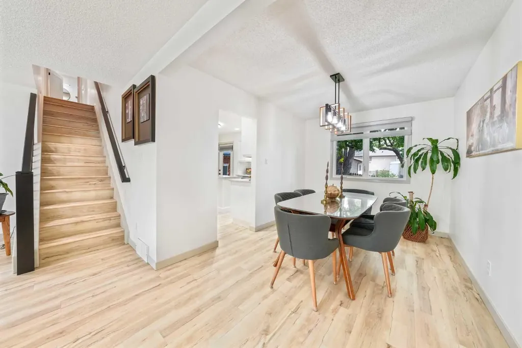 40 Silver Ridge Court NW Calgary AB T3B4V5