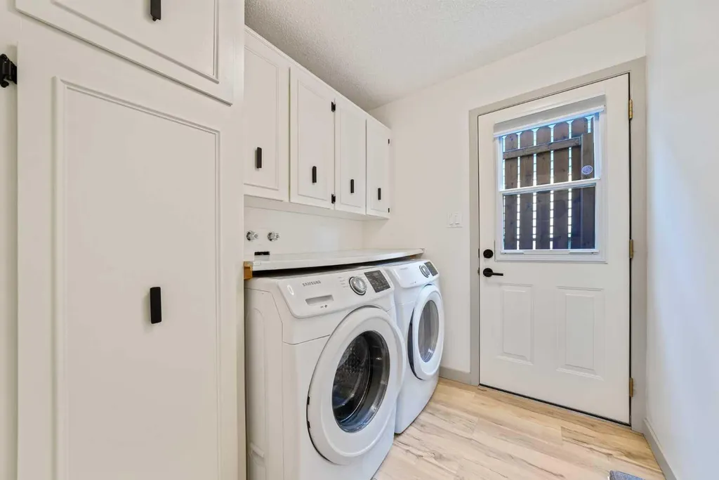 40 Silver Ridge Court NW Calgary AB T3B4V5