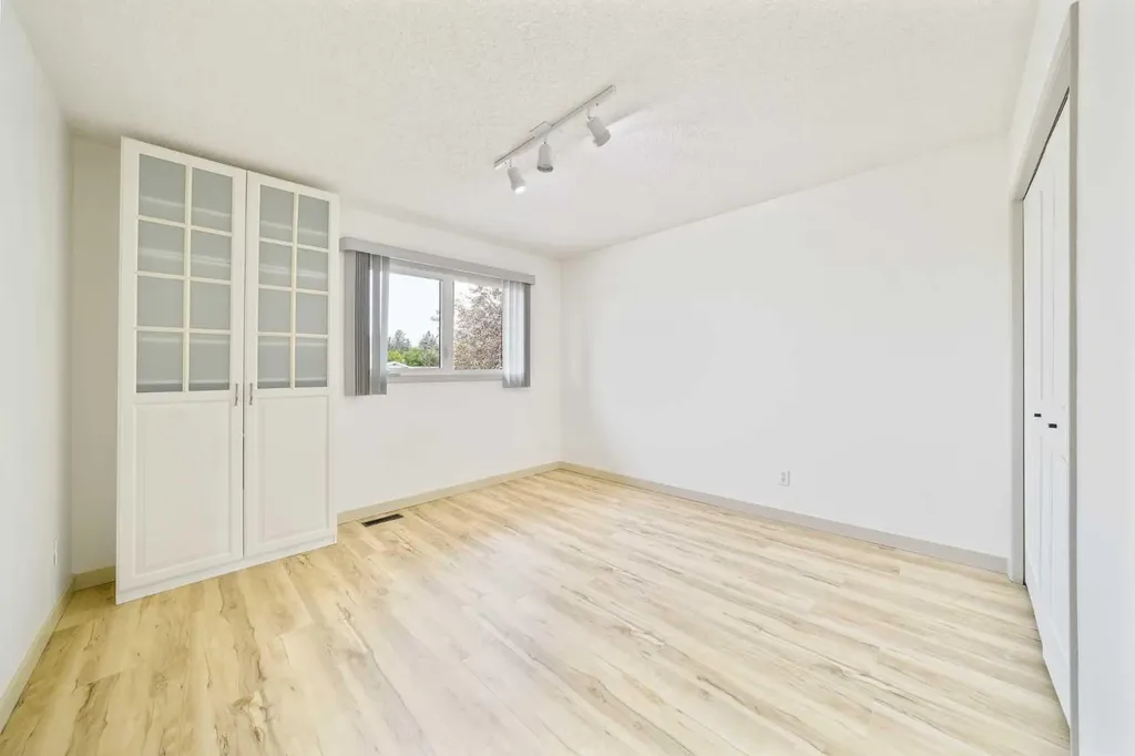 40 Silver Ridge Court NW Calgary AB T3B4V5