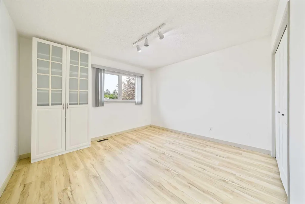 40 Silver Ridge Court NW Calgary AB T3B4V5