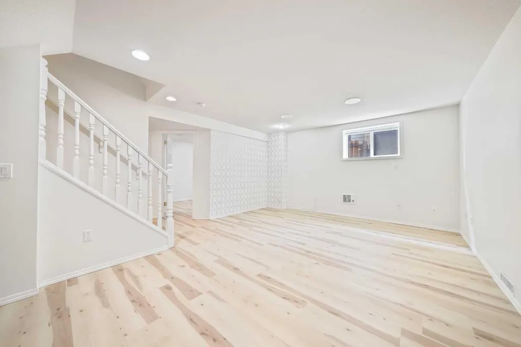 40 Silver Ridge Court NW Calgary AB T3B4V5