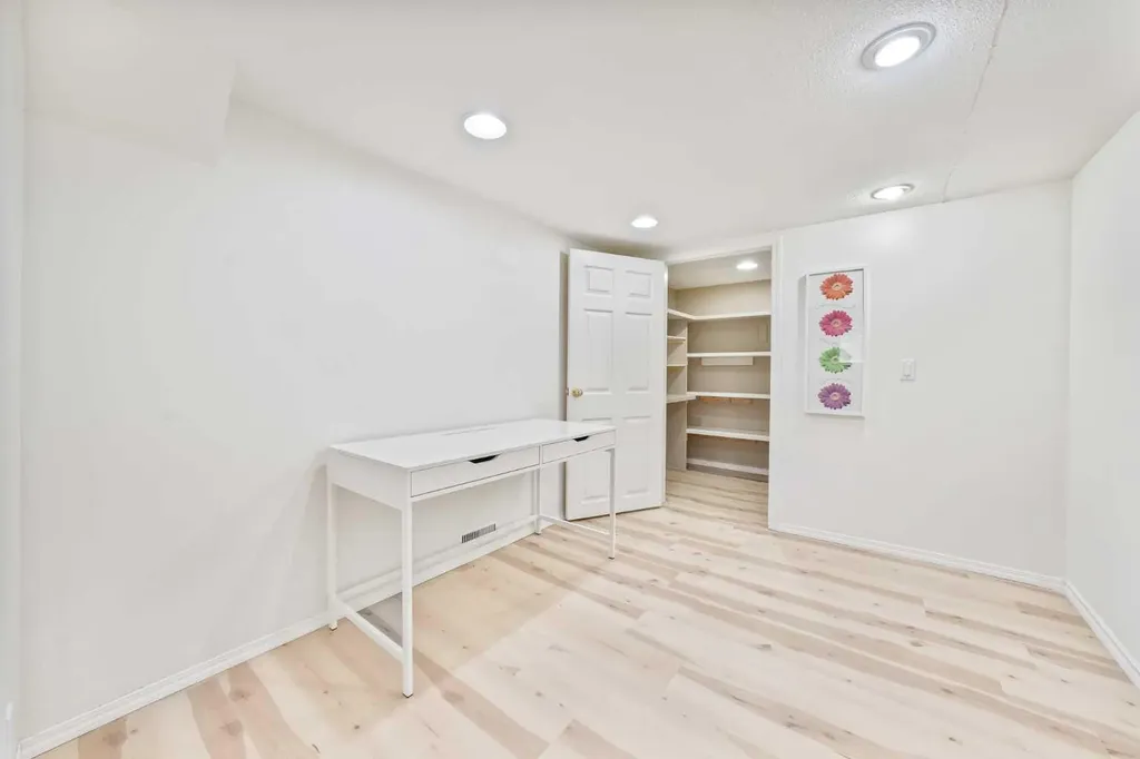 40 Silver Ridge Court NW Calgary AB T3B4V5
