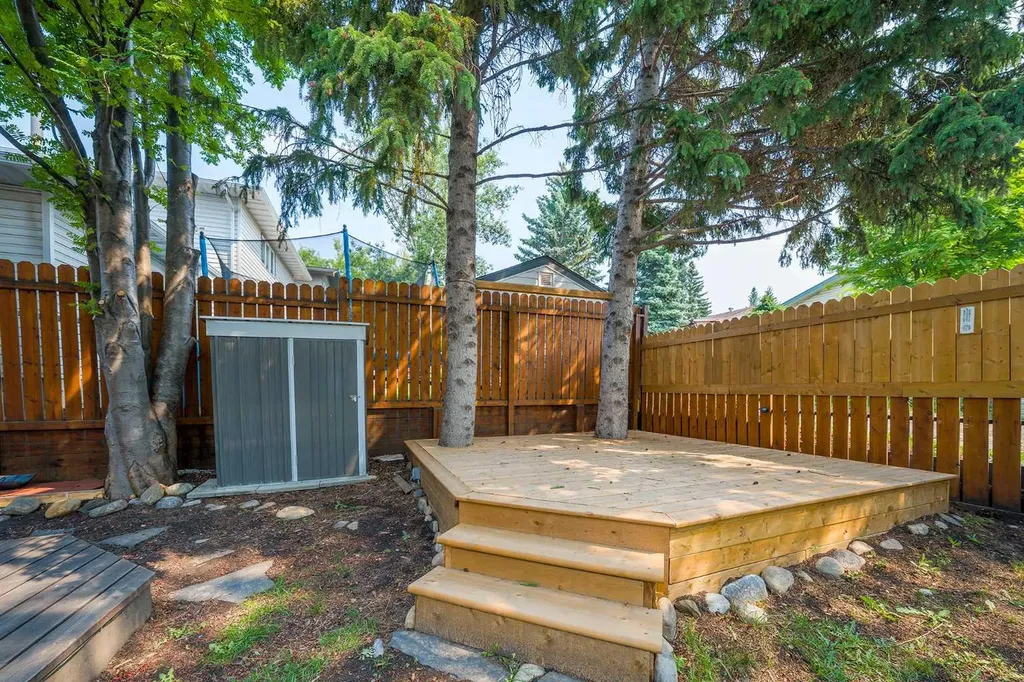40 Silver Ridge Court NW Calgary AB T3B4V5