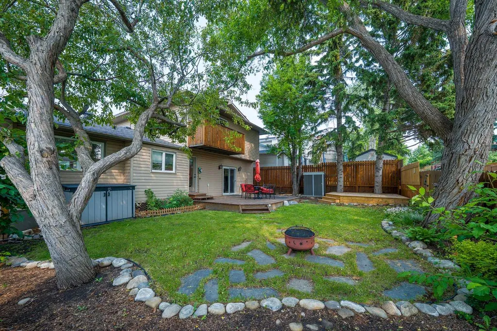 40 Silver Ridge Court NW Calgary AB T3B4V5