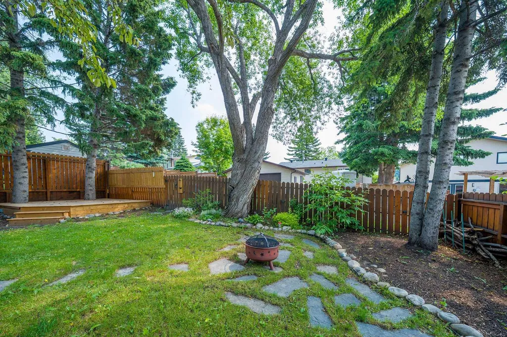 40 Silver Ridge Court NW Calgary AB T3B4V5
