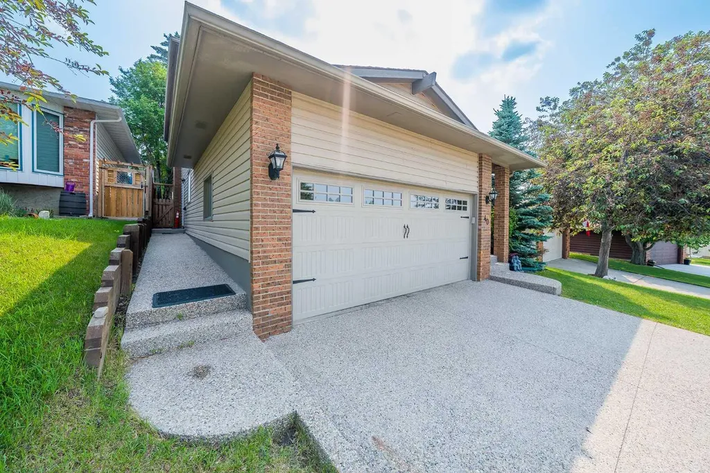 40 Silver Ridge Court NW Calgary AB T3B4V5