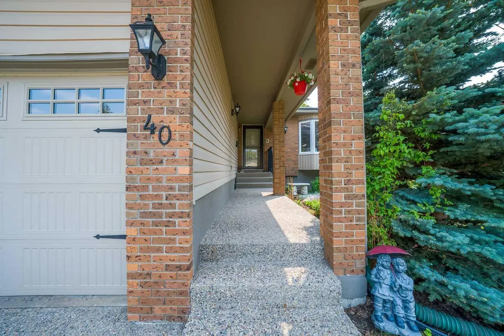40 Silver Ridge Court NW Calgary AB T3B4V5
