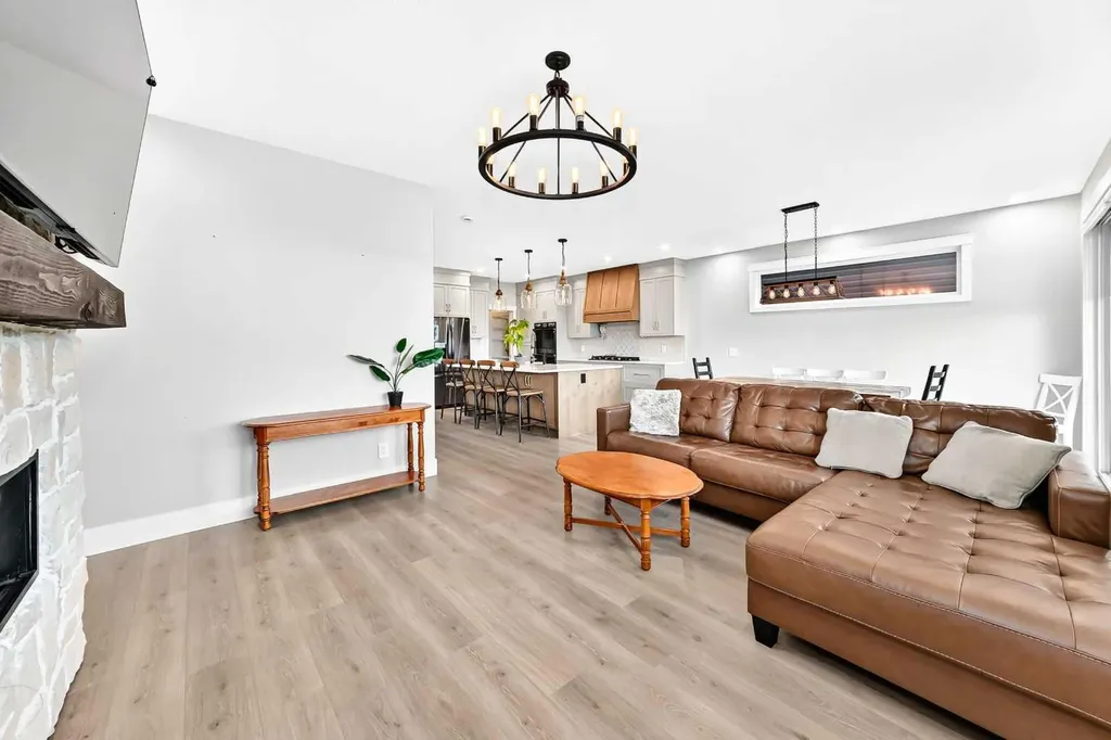12 Willow Street Cochrane AB T4C 2V3
