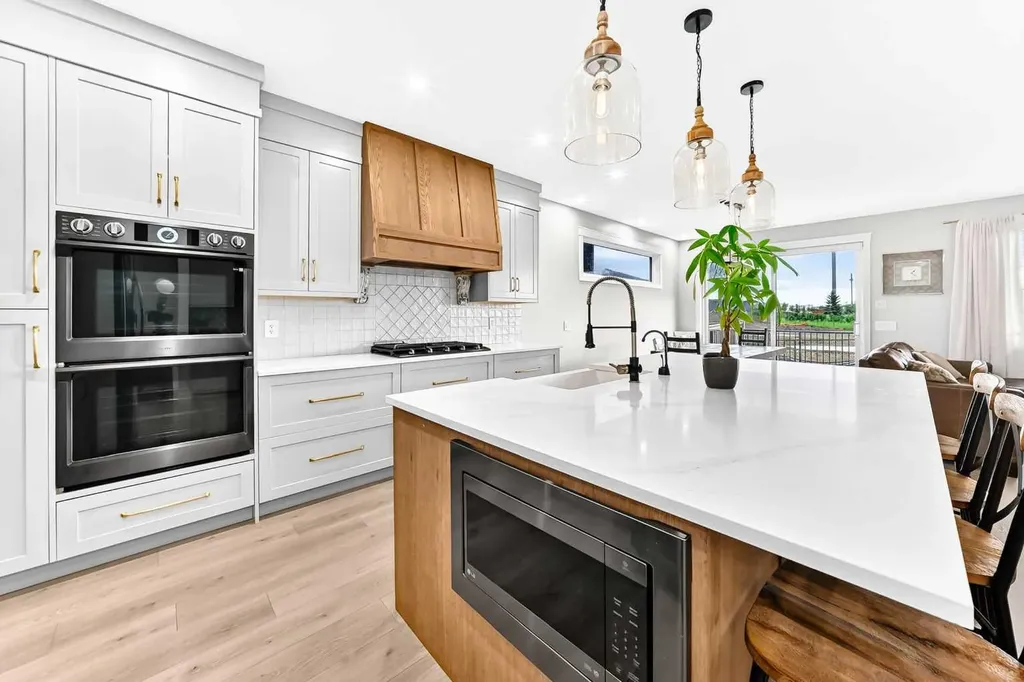 12 Willow Street Cochrane AB T4C 2V3
