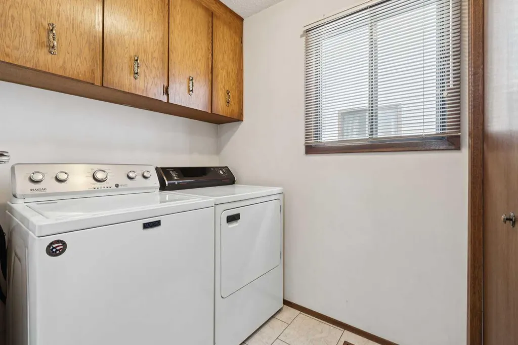 40 Scenic Place NW Calgary AB T3L1A5