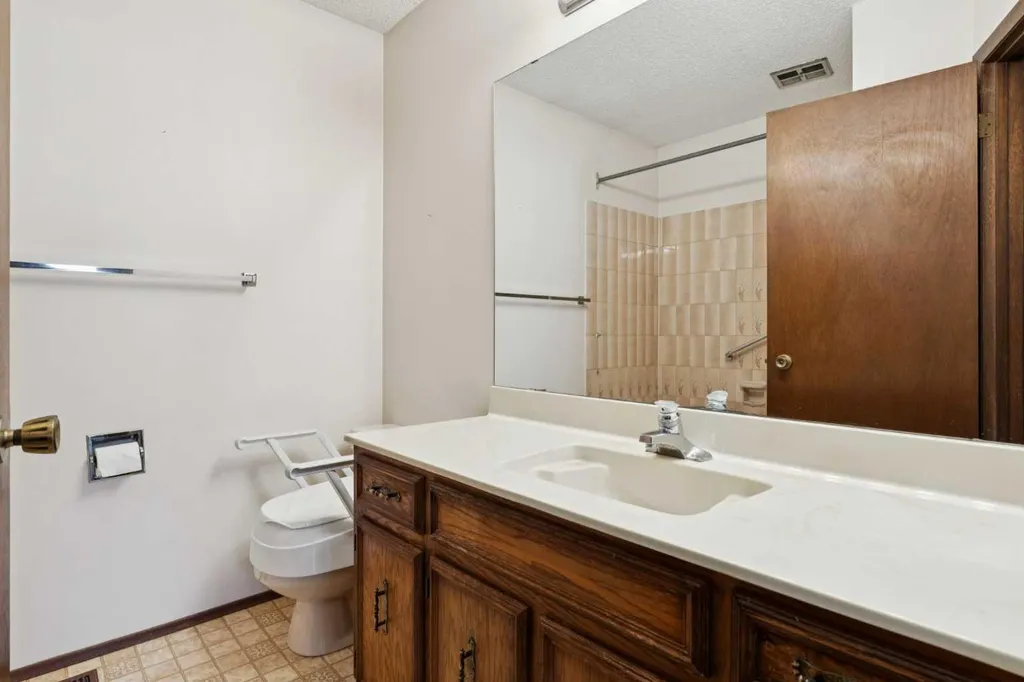40 Scenic Place NW Calgary AB T3L1A5