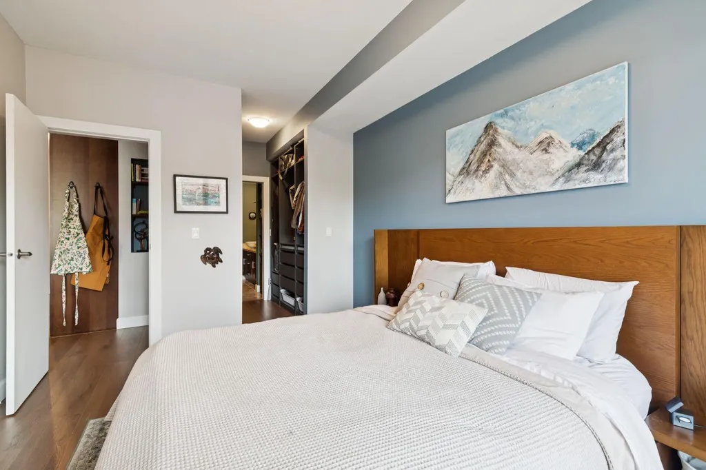 1321 Kensington Close NW Calgary AB T2N 3J6