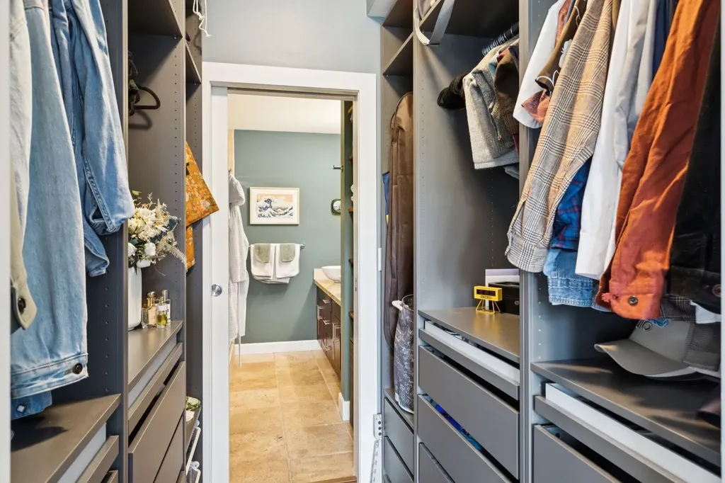1321 Kensington Close NW Calgary AB T2N 3J6