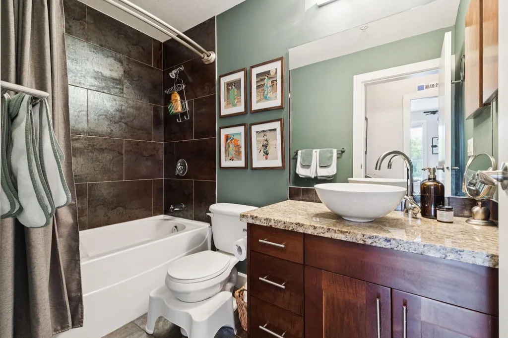 1321 Kensington Close NW Calgary AB T2N 3J6