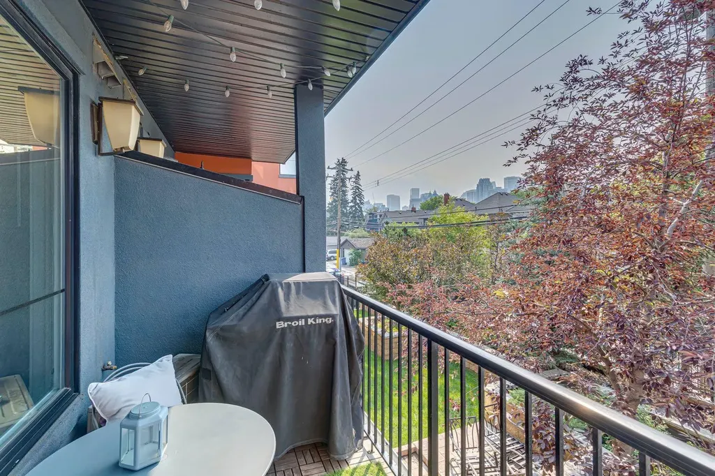 1321 Kensington Close NW Calgary AB T2N 3J6
