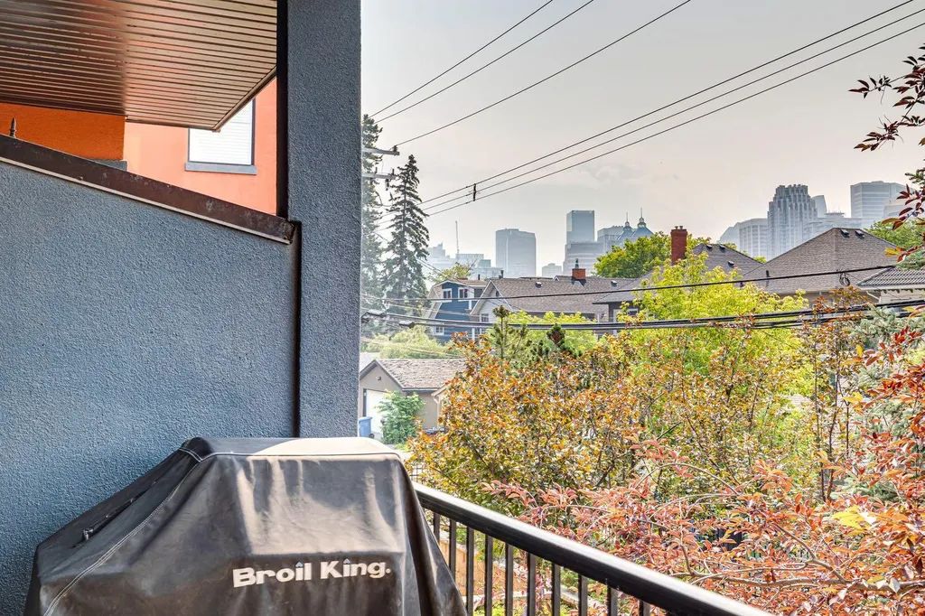 1321 Kensington Close NW Calgary AB T2N 3J6