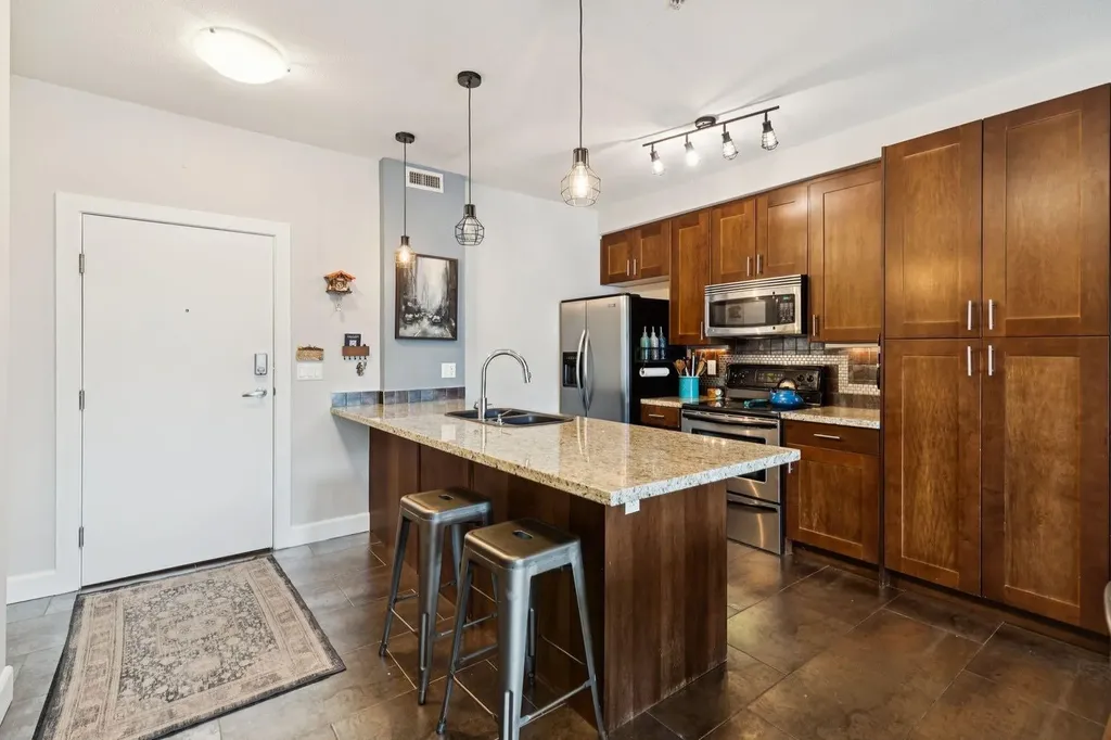 1321 Kensington Close NW Calgary AB T2N 3J6