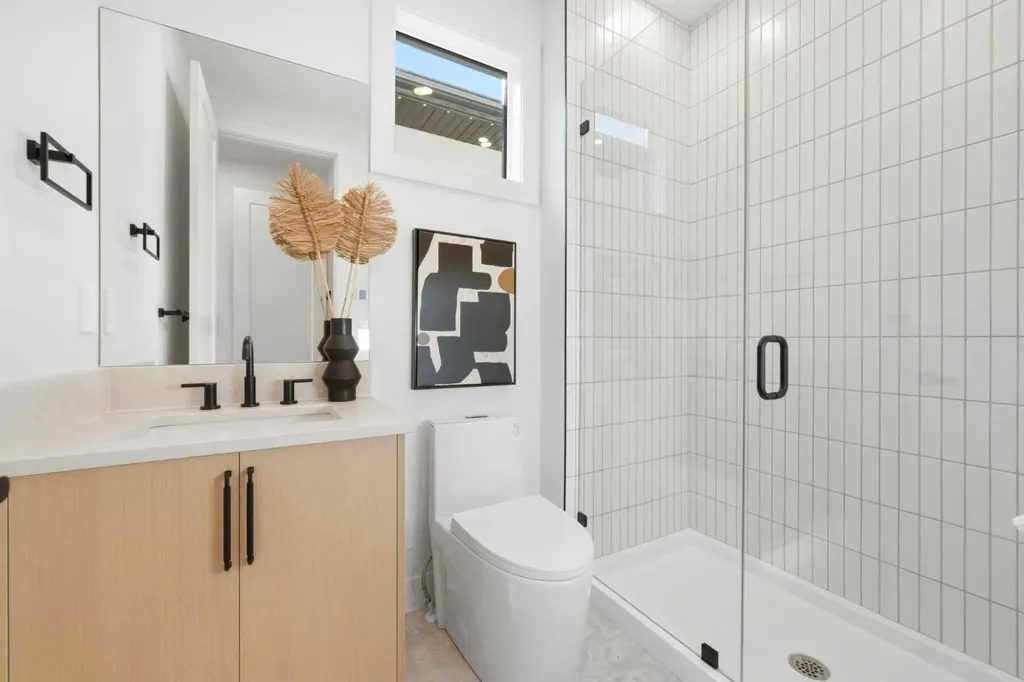 2233 2 Avenue NW Calgary AB T2N 0H1