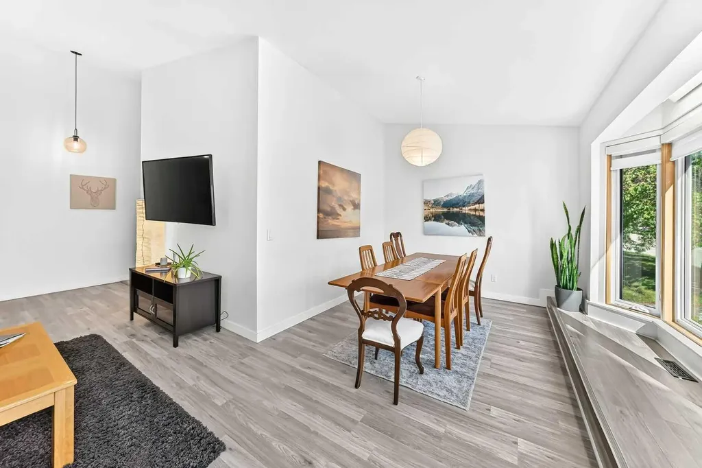 31 Ranchridge Way NW Calgary AB T3G 1Z8