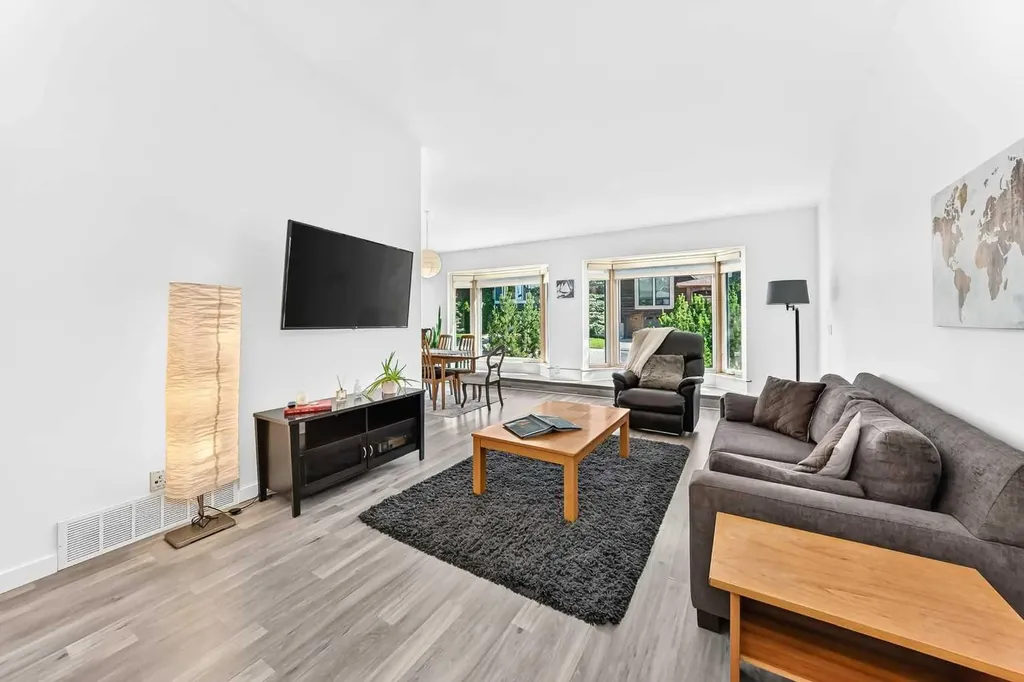 31 Ranchridge Way NW Calgary AB T3G 1Z8