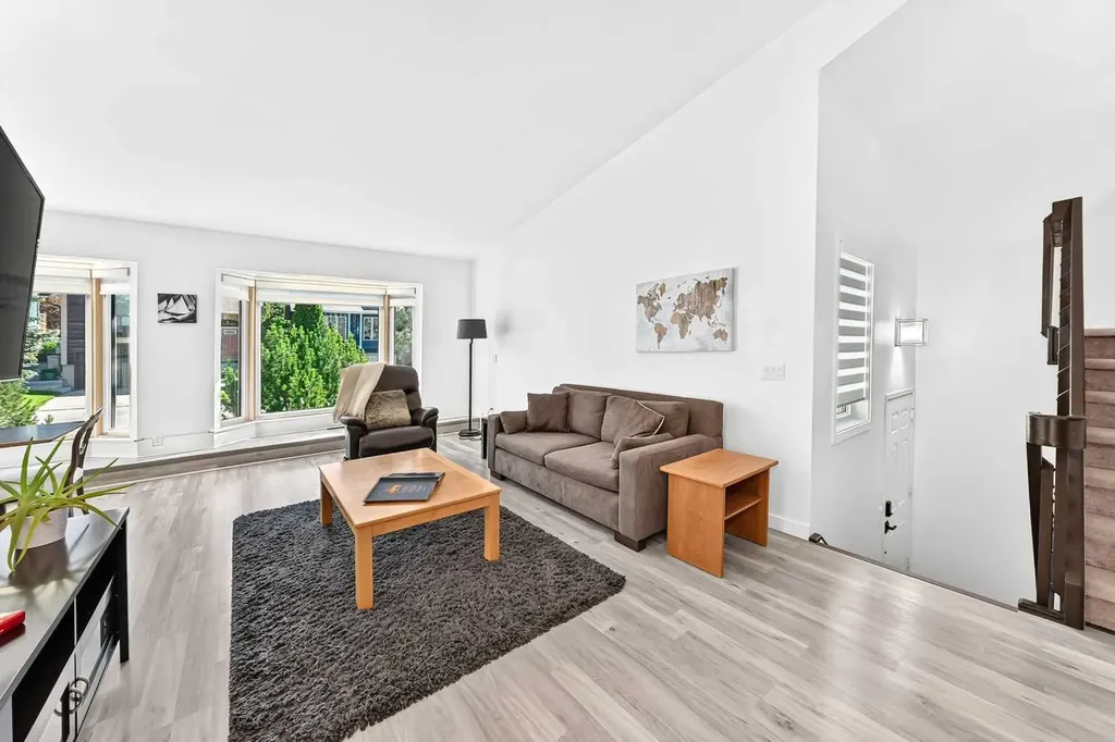 31 Ranchridge Way NW Calgary AB T3G 1Z8